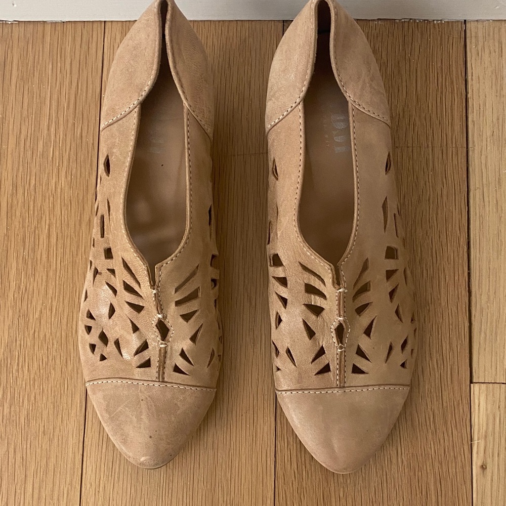Fidgi Tan Cutout Heels